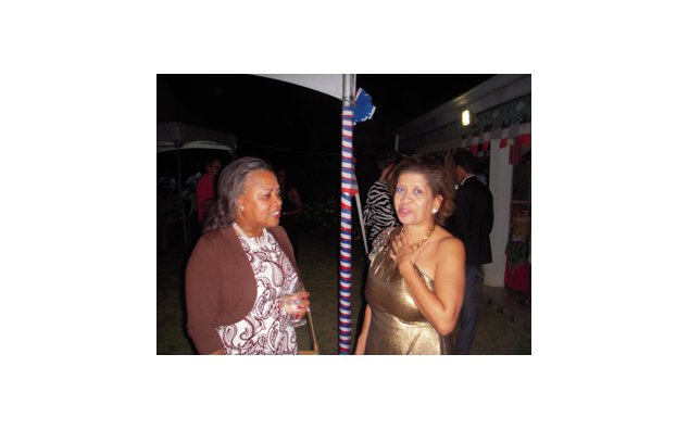à gauche la Présidente de la Cour Suprême Dame Janice PERRERA en compagnie de Mme Heather FLOISSAC Consule de la République Dominicaine à Sainte-Lucie